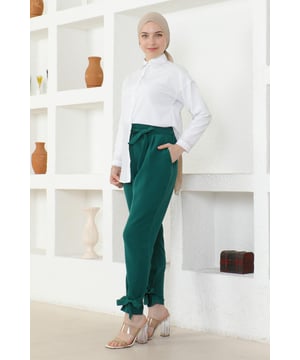 Stoffmerkmal: Hergestellt aus doppelter Stofflage.Produktmerkmal: Es handelt sich um ein neues Hijab-Modell der Saison. Es verfügt über einen nutzbaren vorderen Gürtel. Die Taille ist hinten elastisch. Der Saum hat ein Gürteldetail. Es gibt eine Tasche. Aufgrund von Konzeptaufnahmen kann es zu leichten Farbabweichungen vom Produktbild kommen. Das Model trägt Größe 42. Größe 38 Hosenmaße: Produktlänge: 94 cm