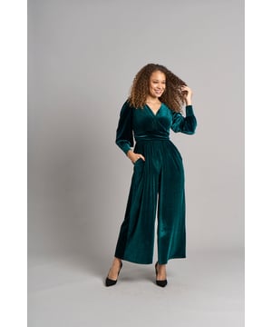 Confeccionado en un suave terciopelo de lujo en un tono verde espectacular, este mono hará una declaración de estilo. Con un bonito escote en V, un cinturón que define la cintura y un pantalón de pierna ancha de corte recto, este mono showstopper resaltará tus curvas. Llévalo con tus tacones favoritos para un look de fiesta impresionante. También disponible en negro y azul.

95% Poliéster, 5% Elastano

Solo lavar a mano en frío

No planchar