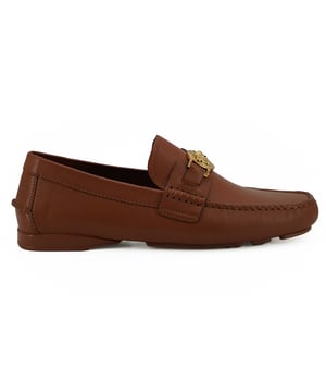 Magnifico a estrenar con caja etiquetas y bolsa para el polvo.
  Mocasines para hombre 100% autenticos de Versace.
  Modelo: zapata de coche DSU6014S D1VS D23O.
  Color: Marron natural.
  Material: 100% piel de becerro.
  Herrajes metalicos dorados con deta.