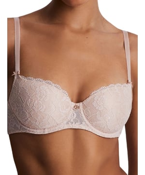 
De Rosessence comfort bh met halve cup is nu verkrijgbaar tot cup G en geeft de borst een mooi ronde vorm voor een sexy halslijn. Het is volledig gemaakt van kant met verfijnde rozendessins en heeft een uitsparing in de vorm van een “Eiffeltoren” aan de achterkant, die optimale ondersteuning en absolute verleiding combineert.

De specifieke kenmerken van de Rosessence coque demi-cup bh:
 * Toekomstige permanente bestseller
 * Nieuw: N04 t/m cup G
 * Een lijn volledig gemaakt van gerecycled kant, zeer visueel en zeer comfortabel, die bij alle gelegenheden gedragen kan worden.
 * Diepe cups voor absolute steun en comfort tot cup G
 * Gouden juweel met Swarovski strass steentjes die alle vormen verlicht
 * Rugwerk in een “Eiffeltoren” voor maximaal comfort en visuele details die de producten verrijkenKant: 82% Polyamide, 18% Elastaan
​​Middenkant: 71% Polyamide, 29% Elastaan
​​Cupvoering: 100% Polyester
Voering achterkant: 77% Polyamide, 23% Elastaan