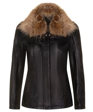 Presentamos nuestra chaqueta parka de cuero para mujer: una opción elegante y acogedora para mantenerte abrigada durante los meses más fríos. Confeccionada en piel de napa flexible, esta chaqueta ofrece una sensación lujosa y cómoda, lo que la convierte en una incorporación versátil a tu guardarropa. Disponible en dos colores atemporales, puedes seleccionar el que complemente tu estilo personal. Esto es lo que distingue a esta chaqueta parka: Piel de napa flexible: confeccionada en piel de napa de alta calidad, esta chaqueta ofrece una sensación suntuosa y lujosa contra tu piel. Opciones de color atemporales: con dos colores clásicos para elegir, puedes combinar fácilmente esta chaqueta con tu estilo preferido. Cremalleras YKK duraderas: con cremalleras YKK, esta chaqueta garantiza durabilidad y funcionalidad para un uso duradero. Elegante cuello de embudo: el cuello de embudo adicional no solo proporciona una capa adicional de protección contra los elementos, sino que también agrega un toque de elegancia a tu apariencia. Amplio almacenamiento: con dos bolsillos en el pecho con cremallera y dos bolsillos adicionales en la cintura, tendrás mucho espacio para guardar cómodamente tus elementos esenciales mientras viajas. Esta chaqueta parka de cuero para mujer combina un estilo moderno con practicidad, lo que la convierte en la opción ideal para mantenerse abrigada y elegante en diversos entornos y ocasiones.