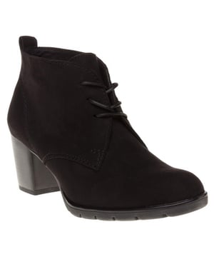Mejora tu estilo con estos botines de tacón de Marco Tozzi. La suave parte superior de gamuza sintética negra se asienta sobre un cómodo tacón de bloque para darle un toque de estilo a tu estilo.