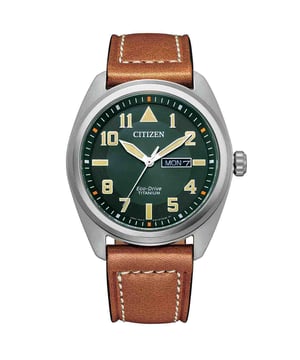 Diese Citizen  Analog Uhr für  Herren ist das perfekte Accessoire zum tragen oder verschenken. Ihr Grau 41 mm Rund Gehäuse kombiniert mit dem bequemen Braun Armband aus  Leder garantiert, dass Sie diese atemberaubende Uhr kompromisslos genießen werden. Angetrieben von einem hochwertigen Eco-Drive Uhrwerk und wasserdicht bis 10 bars, läuft Ihre Uhr stets weiter. Diese Uhr verfügt über eine Eco-Drive-Technologie (wird von jeder Lichtquelle aufgeladen; benötigt keine Batterie) -Diese Analog Uhr verfügt über eine Kalenderfunktion: Tag - Datum, Solar Diese hochwertige Uhr hat ein Braun Leder Band ( 21 cm Länge und 21 mm Breite) mit einer Dornschließe Gehäusedurchmesser: 41 mm,Gehäuse Höhe: 10 mm, Gehäusefarbe: Grau Zifferblattfarbe: Grau