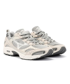 Verhoog je comfort en stijl met deze sneakers met een bovenwerk van mesh en synthetisch leer. Ontworpen met een lichtgewicht dempende tussenzool voor verbeterde ondersteuning en de hele dag draagbaarheid.