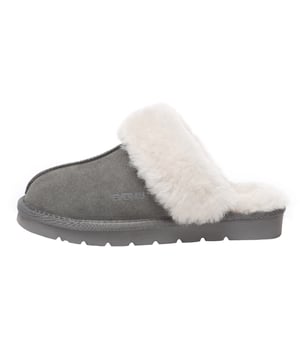 Dit klassieke slip-on-ontwerp met zacht suède en schapenvacht is perfect voor iemand die op zoek is naar meer ingetogen luxe voor thuis. De dikke schuimzool slijt niet en houdt je de hele dag comfortabel. Specificatie: Bovenwerk van suède Voering van schapenvachtwol Zachte binnenzool van schapenvachtwol Eva Sole Technologieën: Waterbestendig bovenwerk Lichtgewicht buitenzool