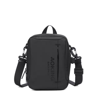 unisex Schoudertas met ritssluiting. twee open binnenzakken. één voorkant met ritssluiting externe zakken. verstelbare en afneembare schouderband van stof. handvat van stof. binnencompartimenten. Schoudertas Unisex extern materiaal gevoerd met polyester interieur. Afmetingen: 16x8x23 cm. Modeproduct