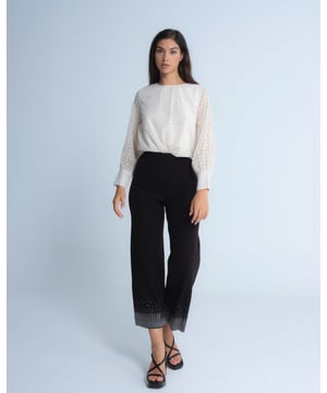 El pantalón Emilia con brillos es ideal para deslumbrar en las noches de invierno. Los detalles brillantes del bajo elevarán tu look.
  
  
  
  Pantalón de tiro alto con cintura elástica.
  
  Detalle aplicación de abalorios en bajo.
