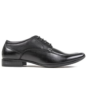 Este elegante zapato Dexter de Soltrader es un elegante derby en negro. Costuras tonales. Los detalles sutiles y la textura en relieve de los cuartos le dan a este sencillo par de cordones un toque de elegancia. mientras que la suela sintética duradera añade tracción y soporte. Estos zapatos clásicos para hombre son perfectos para cualquier ocasión, formal o informal, y te harán lucir realmente bien.