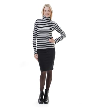 Top de rayas de cuello polo en negro y gris en tejido elástico. Manga larga.  Silueta entallada. Nuestra modelo mide 178 cm y lleva la talla 36. Medidas para la talla 38 (en cm):Busto-37; Largo del cuerpo-57; Cintura-36; Ancho de los hombros-34; Dobladillo-41,mangas-63. La prenda es entallada.