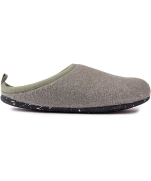 Las icónicas zapatillas Wabi de Camper están inspiradas en el minimalismo japonés. Hecho con la idea de mantenerlos tranquilos. Estas pantuflas continúan redefiniendo la comodidad interior y el estilo lounge con una suave amortiguación. un ambiente acogedor y de alta calidad. Estas pantuflas de lana tienen una plantilla de EVA extraíble y una suela de goma moteada.