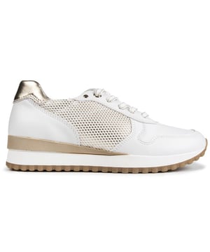 Stijlvol de deur uit met deze witte Marco Tozzi mode sneakers voor dames. In een frisse witte en gouden kleurstelling met gouden hieldetails en fijne afwerking.