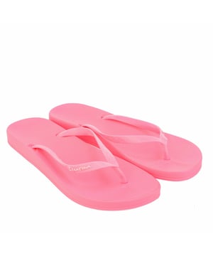 Looking For That Summer-sand-and-sea Feeling? Then Get Yourself The Pretty Pink Ipanema Colors Flip Flops. These Iconic Beach Sandals Are Vegan, Made With Flexpand, Are 100% Recyclable And Feature The Iconic Ipanema Signature Branding Of This Eco-fashion Brand From Brazil.