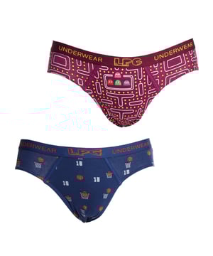 Set van 2 jongensslips van Le Petit Garçon, ontworpen om de hele dag comfort, ondersteuning en frisheid te bieden.

 Kenmerken:

 - Ademende stof: Gemaakt van hoogwaardige materialen die de luchtcirculatie bevorderen, waardoor de huid koel en droog blijft.
 - Anatomische voorkant: Comfortabele en stevige pasvorm die schuren voorkomt en bewegingsvrijheid biedt voor dagelijkse activiteiten.
 - Elastische tailleband: Omvat een zachte tailleband met het merklogo, voor een perfecte pasvorm met een modern tintje.
 - Aantrekkelijk ontwerp: Verkrijgbaar in verschillende kleuren en prints die zorgen voor plezier en stijl.

 Een ideale keuze voor kinderen die op zoek zijn naar comfortabel en functioneel ondergoed met een praktisch en aantrekkelijk ontwerp.
 Samenstelling: 95% Katoen, 5% Elastaan
 Onderhoud:
- Wassen op max. temperatuur. 30º.
 - Geen bleekmiddel gebruiken.
 - Geen droger gebruiken.
 - Niet strijken.
 - Niet chemisch reinigen.