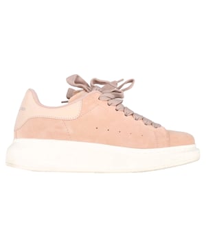 VINTAGE, RRP AS NEW
Elevate your casual ensemble with the Alexander McQueen Oversized Sneakers in Pink Suede, a luxurious fusion of comfort and style. Crafted with exquisite pink suede and accented with leather and rubber trim, these iconic sneakers are an embodiment of modern sophistication and refinement.


with Dust bag

Alexander McQueen Oversized Sneakers in Pink Suede
Condition: Very good
Signs of wear: Minor markings, Lightly used but very well maintained. Minor mark at soles & creasing, light scuffing at the soles and heels.
Packaging: Dust bag
Color: Pink | rose
Material: Suede | suede
Size: EU37/US7
Measurements: Heel height: 50; Insole length: 300
SKU: NAPPUGBSH403990W