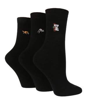 Wild Feet is een geweldige keuze als je op zoek bent naar zowel kwaliteit als grappig/eigenzinnige stijlen voor je voeten. Als je van grappig geborduurde ontwerpen op je sokken houdt, dan zijn deze ideaal, van teckels tot zomerfruit, we weten zeker dat je een stijl zult vinden die bij je past. Omdat deze sokken van goede kwaliteit katoenrijk materiaal zijn, zullen ze zeker de hele dag zacht en comfortabel aan je voeten zitten! Elk paar heeft een ander geborduurd ontwerp. Kies uit paardensport, teckels, wilde katten, exotische vogels, Australische dieren, citrusvruchten en zomerbessen! Wild Feet is een assortiment sokken met coole ontwerpen, schattige motieven en eigenzinnige slogans - van mopshonden en pinguïns tot leeuwen en lama's! Kies uit een reeks stijlen voor heren en dames, van enkelsokken tot sneakersokken. Er zijn zelfs enkele sportieve stijlen beschikbaar! Ze zijn verkrijgbaar in één maat Dames 37-42 EU, zijn gemaakt van 76% katoen, 22% polyamide, 2% elastaan ​​en zijn machinewasbaar.