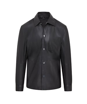 Presentamos la chaqueta de cuero negra para hombre, una combinación perfecta de estilo y textura. Esta camisa, confeccionada en lujoso cuero napa de cordero, presenta una silueta relajada y cuadrada que es a la vez ligera y aireada. El diseño sin forro garantiza un ajuste elegante, mientras que el cierre frontal con botones a presión agrega un toque de practicidad. Viene equipada con un bolsillo en el pecho y dos bolsillos frontales laterales, lo que la hace tan funcional como elegante. Ideal para usar en capas, esta versátil pieza realza sin esfuerzo cualquier atuendo. Fabricada en lujoso cuero napa de cordero Silueta relajada y cuadrada Sin forro para un ajuste elegante Cierre frontal con botones a presión Un bolsillo en el pecho y dos bolsillos frontales laterales para mayor comodidad