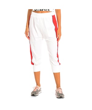 Pantalones Cortos de Zumba.  
Color Blanco-rojo  
Diseño harem.  
Experimenta la máxima comodidad y estilo.  
Cintura elástica.  
Gráficos de marca.  
Tela suave que proporciona confort durante todo el día.  
Costuras visibles en tono.  

Composición: 97% Algodón, 3% Elastano.  

-Certifique el uso de lavadora a una temperatura máxima de 30º.  
-Utilice secadora.  
-No use blanqueador.  
-Planchado a una temperatura máxima de 110º.  
Composición: 97% Algodón, 3% Elastano.  
Cuidado:  
-Utilice lavadora a una temperatura máxima de 30º.  
-Utilice secadora.  
-No use blanqueador.  
-Planchado a una temperatura máxima de 110º.