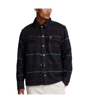 La chaqueta azul marino Muddy de Lyle & Scott es ligera y presenta el logotipo de la marca. Esta chaqueta de corte regular se ajusta a la talla real con una insignia de la marca en la parte delantera izquierda del pecho. Chaqueta azul marino Muddy de Lyle & Scott, hecha en China, 100 % poliester, logotipo de la marca en el pecho, cierre con boton emergente, corte regular, talla fiel a Talla, insignia de la marca en la parte delantera izquierda del pecho, abrigo tipo sobrecamisa, chaqueta azul marino