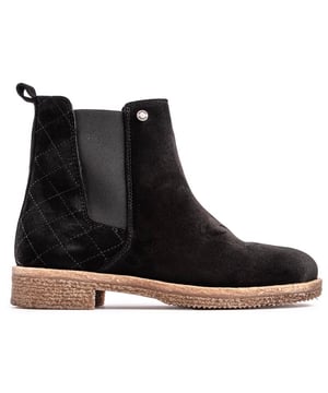 Keep Your Looks On Point And Stylish, With These Comfortable And Timeless Barbour Carla Chelsea Boots. With A Smooth Black, Suede Upper, Comfortable Lining, Heeled Outsole And Padded Insock For Added Comfort, They're Perfect For Everyday Wear, From Town To Country And Everywhere In Between.