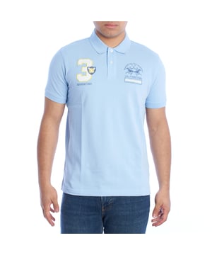 Polo de hombre manga corta de La Martina.

Un diseño clásico con detalles únicos define este polo de hombre La Martina. Ideal para hombres que buscan combinar elegancia y comodidad, esta prenda es perfecta tanto para ocasiones casuales como para eventos con un toque deportivo.

Detalles:

- Confeccionado en tejido de piqué suave y transpirable, ofrece comodidad durante todo el día.
- Cuello tipo polo con cierre de dos botones.
- Bordados y aplicaciones distintivas en el pecho.
- Puños de las mangas ajustados para mayor comodidad.
- Corte regular fit, diseñado para un ajuste favorecedor que se adapta a diferentes ocasiones y estilos personales.
- Disponible en una amplia variedad de colores.

Este polo manga corta de La Martina es la elección perfecta para quienes buscan una prenda versátil y elegante, con detalles que reflejan la herencia y el estilo deportivo de la marca. Ideal para lucir con clase en cualquier ocasión casual o semi-formal.
 Composición: 100% Algodón
 Cuidados:
- Lavar máximo a 30°C en ciclo delicado.
- No usar lejía ni blanqueadores.
- Planchar a baja temperatura, evitando los bordados para no dañarlos.
- No usar secadora.