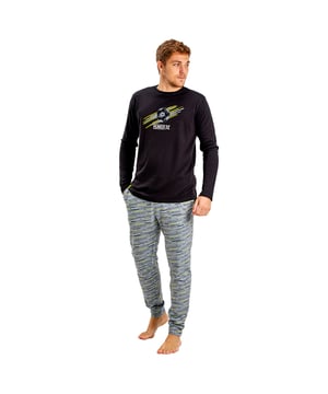 Pijama de  manga larga Munich.
Color Negro-gris
Camiseta de manga larga y cuello redondo.
Diseño con gráficos de la marca.
Pantalón largo.
Cinturilla elástica.
Bajos rectos.
Costuras vistas a tono.

Composición:  60% Poliéster, 40% Algodón.

-Lavar a temperatura máx. 30º.
-No usar lejía.
-Planchar a temperatura máx. 110º.
-No admite lavado en seco.
-Permite utilizar secadora.