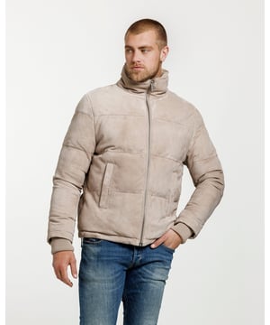 Een gewatteerde, gepofte jas van eersteklas geitensuède voor een onmiskenbaar rijke en luxe uitstraling. De gewatteerde voering maakt de jas uitzonderlijk warm en comfortabel. De sluiting middenvoor is voorzien van een bijpassende ritssluiting.