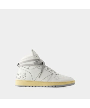 Presentamos las zapatillas Rhecess de Rhude, donde la frescura urbana se une a la comodidad contemporánea. Estas zapatillas fusionan a la perfección un diseño moderno con un guiño al estilo streetwear, mostrando una silueta única perfecta para ir a la moda statement. Para elevar tu look con estas zapatillas statement, considéralas la base de un conjunto moderno de inspiración callejera. Combínalas con unos vaqueros desgastados, una sudadera con capucha de estampado gráfico y unas gafas de sol atrevidas para conseguir un look vanguardista sin esfuerzo, perfecto para un día con amigos o una noche informal en la ciudad. Rhude Las zapatillas Rhecess de brand ejemplifican el compromiso de la marca con la calidad y la moda, ofreciéndote una opción de calzado distintiva y versátil que combina sin esfuerzo el encanto moderno con el estilo urbano. Sal con confianza, mostrando tu sensibilidad única por la moda y tu estilo de entrenador contemporáneo. Colores: Blanco - Blanco/Blanco. Material principal: piel de ternero lisa. Material de la suela: caucho. Material del forro: algodón. Cierre: cordones en la parte superior. Forma de la punta: almendra. Ajuste: fiel a la talla - Talla: