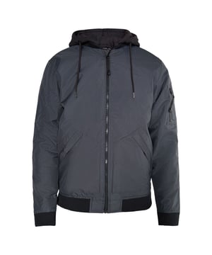 Die leicht wattierte Bomberjacke von Mo überzeugt mit ihrem lässigen Street-Style. Sie verfügt über eine bequeme Passform sowie über ein beschichtetes Material, was sie zu einem wasserabweisenden, wettertauglichen Begleiter macht. Die integrierte Kapuze sieht optisch cool aus und dient als zuverlässiger Schutz vor kaltem Winterwetter. Eine Reißverschlusstasche am Oberarm, eine Logo-Skull-Stickerei auf Brusthöhe sowie die abschließenden Rippbündchen ergänzen das lässige Design.  Jacket