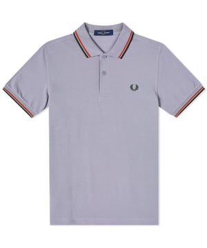 Fred Perry Twin Tipped M3600 115 Graues Poloshirt. Fred Perry Graues Poloshirt. Logo auf der Brust. Knopfverschluss im Nacken. Stil: M3600 115. 100% Baumwolle