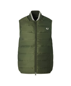 Chaqueta tipo chaleco verde acolchada de Fred Perry x Lavenham. Chaqueta tipo chaleco verde acolchada de Fred Perry x Lavenham. 100% poliéster. Ajuste normal. Estilo: SJ4030 385. Oliva oscuro