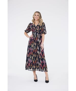 Este llamativo vestido con estampado de pinceladas está completamente forrado con una tela suave, ligera y elástica, lo que le da un acabado elegante. Este vestido maxi es versátil y perfecto para todas las ocasiones y eventos. El hermoso estampado, los bolsillos, las mangas cortas tipo globo y la silueta fluida trabajan juntos para resaltar la presencia del vestido. El vestido Yasmine tiene un diseño favorecedor de escote en V. Úsalo con tacones para tu próxima fiesta o boda.

Largo, fluido, estampado de moda.

95 % Poliéster, 5 % Elastano

Forro: 95 % Poliéster, 5 % Elastano

Lavado a máquina a 30°