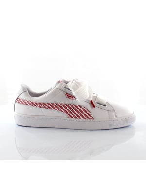 Los entrenadores blancos para mujeres Puma Basket Heart Aop son una opción elegante y de moda para las mujeres que buscan una mezcla de rendimiento deportivo y diseño de moda. Con una silueta clásica y un toque de talento contemporáneo, estos entrenadores son un testimonio del compromiso de Puma con el calzado innovador.

La parte superior del corazón de la canasta AOP está elaborada con un color blanco nítido, lo que le da una apariencia limpia y fresca que complementa cualquier atuendo. El zapato presenta un diseño de impresión totalmente (AOP), agregando un elemento lúdico y único a su estética general. Este detalle estampado distingue al corazón de la canasta AOP de las zapatillas de deporte tradicionales, lo que lo convierte en una opción de moda para aquellos a quienes les gusta hacer una declaración con su calzado.

Una de las características definitorias de la AOP del corazón de la canasta es su sistema de cordones distintivo. En lugar de los cordones tradicionales, estos entrenadores están equipados con cordones de cinta de satén de gran tamaño que se pueden atar en un arco, agregando un toque de feminidad y elegancia al diseño del zapato. Este sistema de cordones único no solo agrega interés visual, sino que también permite un ajuste personalizado, asegurando una comodidad y soporte óptimos.

Construida con comodidad en mente, el corazón de la canasta AOP presenta una entresuela acolchada que proporciona una excelente absorción de choque y capacidad de respuesta. Esto hace que los entrenadores sean adecuados para el uso casual y las actividades atléticas ligeras, proporcionando comodidad durante todo el día para varias ocasiones.

La suela exterior de los entrenadores está hecha de caucho duradero, que ofrece una tracción confiable y agarre diferentes superficies. Ya sea que esté paseando por las calles de la ciudad o participando en entrenamientos ligeros, la tracción proporcionada por el corazón de la canasta AOP garantiza la estabilidad y la confianza con cada paso.

Estos entrenadores están diseñados específicamente para mujeres, con un perfil femenino y elegante que halagará el pie. El logotipo de Puma aparece sutilmente en la lengua y el talón, agregando un toque de reconocimiento de marca sin abrumar el diseño general.