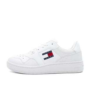 Sneaker Tommy Hilfiger Flag Herren Weiß Leder. Authentisches Schuhwerk der Marke Tommy Hilfiger - Streetwear/Sportswear-Design von Tommy Hilfiger - Tommy Hilfiger für modebewusste Männer, perfekt für den Alltag - Weiße Tommy Hilfiger Sneaker passen ideal zu Ihrer Garderobe - bequeme Lederoberfläche - klassische Schnürsenkel - Flaggen-Design - Synthetik.