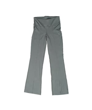 Estos pantalones de yoga acampanados de talle alto están diseñados para brindar confort y flexibilidad en cada movimiento. 

Confeccionados en un tejido elástico que se adapta al cuerpo, ofrecen libertad de movimiento y un ajuste cómodo. 

Incorporan una cinta elástica interna en la cintura para asegurar un ajuste firme y personalizado. 

El diseño incluye aberturas en los bajos delanteros, lo que añade un toque moderno y permite mayor movilidad. 

Perfectos tanto para practicar yoga como para un estilo casual diario, combinan funcionalidad y estilo en una sola prenda.
 Composición: 74% Poliéster, 25% Elastano
 Cuidados:
- Lavar a máquina con agua fría.
- Utilizar colores similares en el lavado.
- Evitar el uso de blanqueadores.
- Secar a baja temperatura en secadora.
- No planchar.
- No lavar en seco.