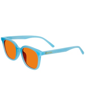 Marco TR90 de alta calidad; TR90 está fabricado con tecnología suiza para ser súper flexible, duradero y liviano. Lentes polarizadas TAC multicapa; Elimina el 100% de la luz azul dañina y el resplandor UVA/UVB; Brazos TR90 de alta calidad; Bisagras estándar de acero inoxidable; Resistente a rayones e impactos;