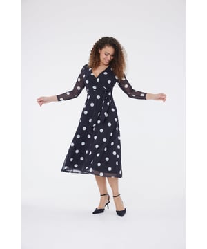 Este vestido de power mesh ajustado con forro es el equilibrio perfecto entre comodidad y estilo. Cuenta con una falda recta y una cintura ajustable con cordón para definir la figura. El estampado de lunares blanco y negro es atemporal y perfecto para la temporada primavera-verano. El acabado ligero y elástico de malla le da a las mangas largas un look transparente y favorecedor. Combínalo con zapatos planos, zapatillas blancas o tus tacones favoritos, y estarás lista para cualquier ocasión.

Exterior: 95% Poliéster, 5% Elastano
Forro: 100% Poliéster

Lavar a 30°