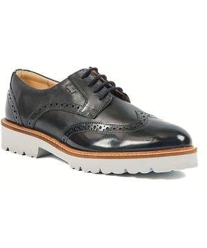 The KORTNEY is a timeless brogue style featuring subtle POD branding and sleek stitching details. The chunky sole gives an added edge to an otherwise classic style. The style is finished with tonal laces and blind eyelets