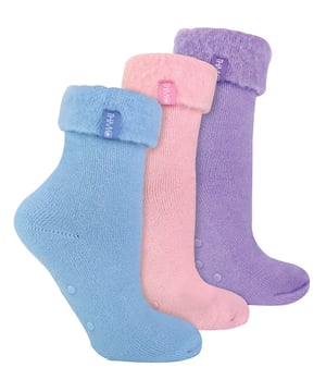 Bereiten Sie sich auf die kuschelige Umarmung des Winters mit unseren THMO Slipper Socks vor. Diese Hausschuhsocken wurden entwickelt, um Sie in den kälteren Monaten warm und kuschelig zu halten und sind Ihr perfekter Begleiter für den Innenbereich. Die Socken werden mit Sorgfalt aus hochwertigem, schwerem Acrylgarn hergestellt und verfügen über außergewöhnliche thermische Eigenschaften, die Ihre Füße kuschelig warm halten. Die doppelte Bürstung auf der Innenseite sorgt nicht nur für maximale Wärme, indem sie die Wärme in der Nähe Ihrer Füße einschließt, sondern auch für ein luxuriöses, weiches und sanftes Gefühl. Erleben Sie den Luxus einer sauberen, handgekettelten Spitze, die eine glatte und reizfreie Passform gewährleistet. Diese Socken haben eine Umschlagspitze, die den Komfort noch erhöht. Sie sorgen dafür, dass die Bettsocken die ganze Nacht über an Ort und Stelle bleiben, und verleihen den Socken gleichzeitig einen gewissen Stil. Unsere THMO Thermal Socks sind mit einem innovativen Anti-Rutsch-Griff ausgestattet. Verabschieden Sie sich von der Sorge, auf harten Oberflächen wie Holzböden oder Küchenfliesen auszurutschen, denn das strategisch platzierte Punktmuster am Fuß der Socke sorgt für eine hervorragende Traktion. So können Sie sich in Ihrem Zuhause sicher und bequem bewegen. Die Socken werden im 3er-Pack geliefert, was nicht nur ein gutes Preis-Leistungs-Verhältnis bietet, sondern auch bedeutet, dass Sie warme Socken für die kälteren Monate haben werden. Das THMO-Abzeichen ist auch auf die Seite der Socke übertragen. Diese THMO Thermo-Pantoffelsocken gibt es in 3 Farben pro Packung: Schwarz, Lila und Deep Fuchsia, mit weißen gepunkteten Grippern. Erhältlich in einer Größe Damen 4-8 UK. Sie bestehen aus 93% Acryl, 6% Polyamid und 1% Elasthan. Sie sind auch sicher maschinenwaschbar.