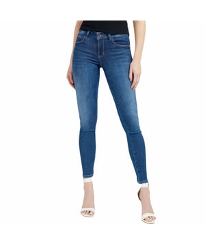 Jeans Guess Blaue Farbe Damenjeans. Authentische Bekleidung der Marke Guess - Streetwear/Sportswear Design von Guess - Guess für modebewusste Frauen, perfekt für den Alltag - Die Jeans in Jeansblau lassen sich hervorragend mit Ihrem restlichen Kleiderschrank kombinieren - bequemer Jeansstoff - klassisch - Blaue Farbe -