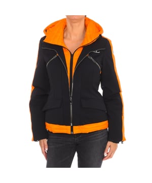 Ski jacket Vuarnet.
 High collar with hood.
 Double zipper closure.
 Two pockets with zipper closure on upper sides.
 Two pockets with zipper closure and buttons on the lower sides.
 One internal zipper pocket.
 Zipper cuffs.
 Brand insignia on the upper side.
 Brand print on the sleeve.
 Seams seen in tone.
 Composition: 82% Polyamide, 18% Elastane
 Care:
Wash at maximum temperature 30º.
 Iron at low temperature.
 Dry at low temperature.
 Do not use bleach.
 Do not dry clean.