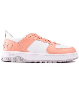 El equilibrio definitivo entre deporte y estilo. Aquí tienes un par de zapatillas de deporte para mujer en blanco y coral de HUGO, con un look de diseñador fresco y contemporáneo y un aire retro. Este zapato de estilo urbano, cómodo y moderno, presenta la marca distintiva y la calidad de Kilian Tenn.