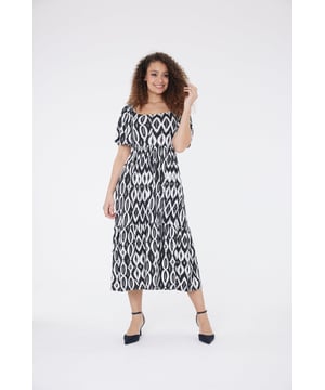 Ideal para tus vacaciones, este vestido fluido y favorecedor tiene un elegante diseño en blanco y negro inspirado en el arte azteca que nunca pasará de moda.

Escote redondo con mangas cortas y falda de volantes a media pantorrilla.

100% Viscosa

Lavado a máquina a 30°