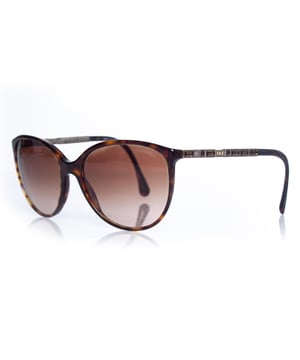 VINTAGE, UVP WIE NEU  
Chanel, braune Cat-Eye-Sonnenbrille mit braunen Strasssteinen. Der Artikel ist in sehr gutem Zustand und wird mit einem Etui geliefert. Kleine Haarkratzer auf dem rechten Glas.  
• ZUSTAND: sehr guter Zustand  

• CODE: 5306-B  

• MAßE: Höhe Glas 5 cm, Breite Glas 6,5 cm, Breite Rahmen 13,5 cm  

• MATERIAL: Kunststoff, Strasssteine  

• FARBE: braun