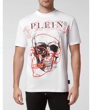Mire cómo se transforma esta camiseta de jersey de algodón con cuello redondo. La prenda presenta la icónica calavera con aplicaciones de las letras de la marca. Un parche de cuero saffiano con el Hexágono PP está cosido en el canesú. Dobladillos de pespunte doble.