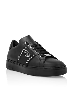 Setzen Sie ein mutiges Statement mit diesen eleganten Ledersneakern, die moderne Eleganz mit luxuriösen Details kombinieren und jedes Freizeitoutfit aufwerten.    Gefertigt aus Premium-Leder für eine glatte und langlebige Oberfläche.   Verziert mit Metallnieten für einen Hauch von urbanem Flair.   Bequeme gepolsterte Sohle ideal für den ganzen Tag tragen.   Unterschrift Logo Detaillierung fügt eine raffinierte, gebrandmarkt Note.   Vielseitiger Stil, der sich mühelos mit Jeans, Jogginghosen oder maßgeschneiderten Hosen kombinieren lässt.