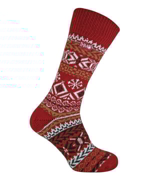 Lass deine Füße brennen, wenn es um Wärme und dein Sockenspiel geht. Diese THMO Socken mit Wolle halten nicht nur die Wärme drinnen, sondern zeigen die Wärme mit einigen gewagten flippigen Designs, die eine große Freude für Ihre Füße oder sogar ein großes Geschenk sein werden. Diese THMO-Thermosocken bestehen aus einer Mischung aus Acryl und Wolle, zwei Fasern, die auf Isolierung spezialisiert sind und Ihre Füße superwarm und gemütlich halten. Das Acrylelement ist auf der Innenseite gebürstet, wodurch lange Schlingen entstehen, die die warme Luft näher an der Haut und im Inneren der Socke halten. Der 25-prozentige Wollanteil ist ebenfalls ein hervorragender Isolator, sorgt aber zusätzlich dafür, dass die Socke atmungsaktiv ist, indem sie die Feuchtigkeit vom Fuß wegleitet. Wolle tut dies aufgrund ihrer natürlichen Eigenschaften. Die Socken selbst haben eine glatte Zehennaht am Fuß, die für zusätzlichen Komfort sorgt und eine störende Zehennaht verhindert. Der obere Teil der Socken ist außerdem eng genug, damit die warme Luft, die das Acryl bzw. die Wolle erzeugt, eingeschlossen wird und nicht entweicht. Aber nicht zu eng, um die Zirkulation einzuschränken. Die Designs bringen mehr Kreativität in die ursprünglich schlichten Thermosocken. Die Muster peppen Ihre Füße auf, Sie können sie zu Ihren Stiefeln tragen, zu Hause oder auch zu Anlässen wie Après-Ski. Sie könnten sogar als Woll-Weihnachtssocken durchgehen, denn sie haben ein weihnachtliches Design. Sie haben die Wahl zwischen einem feuerroten Modell oder einem dunkelmarinefarbenen Fairisle-Muster. Das THMO-Emblem ist am oberen Ende der Socke aufgenäht und rundet eine kleine Sockenkollektion ab, die Ihnen viel Freude bereiten wird. Diese Thermosocken aus Wolle sind in zwei Ausführungen erhältlich: marineblau und rot. Die Materialzusammensetzung dieser Socken ist 65% Acryl 25% Wolle 8% Polyamid 2% Elastan und die Socken haben die Größe 6-11 UK 7-12 US 39-45 EU. Sie sind sicher in der Maschine waschbar.