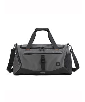 Bolsa de viaje unisex. El cierre es con cremallera. Los bolsillos internos son uno con cremallera y dos abiertos. Los bolsillos externos son uno frontal con cremallera. La bandolera es ajustable en tela. El asa es de tela. Hay un compartimento interno. El material exterior es poliéster. Internamente está forrado en poliéster. Medidas: 51,5x21x26 cm. Producto de moda