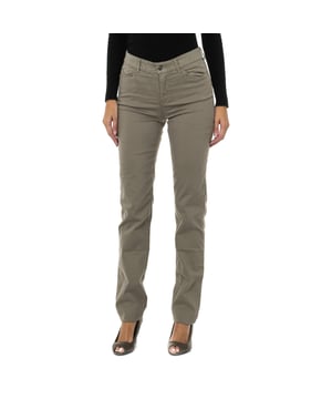 Pantalones largos.
Color Beige oscuro
Cinturilla con trabillas.
Cierre de cremallera y botón en frontal.
Dos bolsillos en parte delantera y mini bolsillo.
Dos bolsillos en la parte trasera con el logo en metálico.
Regular fit.
Tejido elástico.
Costuras vistas a tono.

Composición:
70% Algodón - 28% Modal - 2% Elastano.

Instrucciones de lavado:
- Lavar máximo a 30ºC.
- Planchar a media temperatura, máx. 110ºC.
- Permite usar secadora.
- No usar lejía.
- No admite el  lavado en seco.