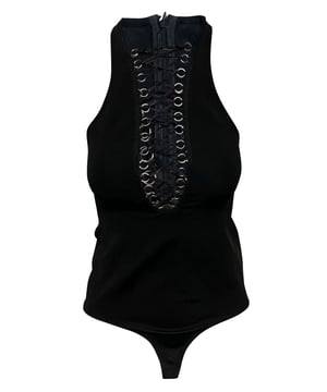 VINTAGE, NP WIE NEU  
Schwarzer Givenchy Bodysuit mit Trägern und Schnürpaneel vorne, mit Rippstrickdetails und verdecktem Reißverschluss hinten. Kombinieren Sie ihn mit schwarzen Jeans, hohen Stiefeln und auffälligen Ohrringen für einen schicken und fabelhaften Look!  

Givenchy Schnür-Bodysuit aus schwarzer Viskose  
Farbe: Schwarz  
Material: Viskose  
Zustand: Ausgezeichnet, ohne sichtbare Gebrauchsspuren  
Größe: S/IT42/US6/FR38  
Gebrauchsspuren: Keine  
SKU: 94208