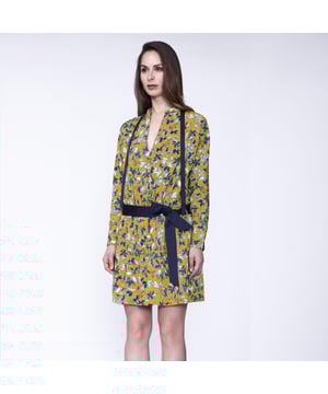 Een informele look voor elke dag met deze kamer die je kunt kiezen om te dragen als een jurk of een tuniek boven een leggings. Een elegant gedrapeerd gedrapeerd op de voorkant vormt een V -halslijn en is overeengekomen met een stropdaskraag om te binden of los te laten. De snit is comfortabel dankzij de elastische riem en zijn ademende pannenkoekstof. Ook praktisch met 2 zakken zijkant en satijnen riem inbegrepen. Zonder moderatie te dragen en te accessoriseren. Beschikbaar in 3 kleuren.
 Productdetails
 
 Formulier: strak rechts naar heupen
 Lengte: 93 cm vooraan / het model meet 1m77 en heeft een maat 38
 Lange mouwen
 V- Kruispanelen
 Elastisch